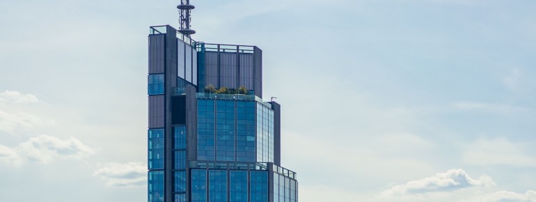 Der imposante Varso Tower erhebt sich über die Skyline Warschaus.