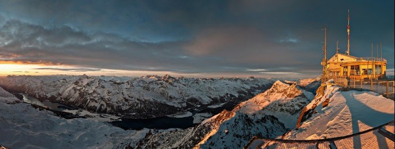 Die Bergstation im Abendlicht.