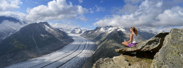 Genieße den Blick über den Aletschgletscher und tanke Kraft am Eggishorn.