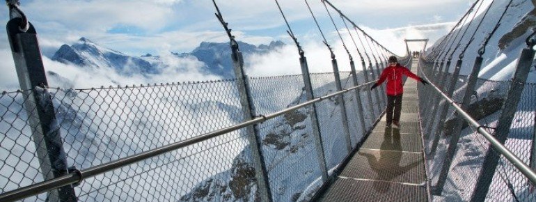 Atemberaubende Tiefblicke auf dem TITLIS Cliff Walk.