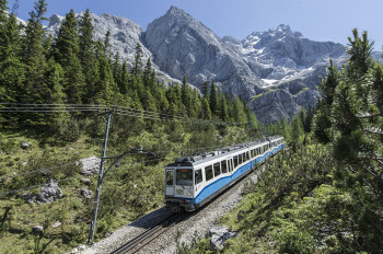 Bereits seit über 90 Jahren führt bringt die Zahnradbahn Besucher von Garmisch-Partenkirchen zur Zugspitze.