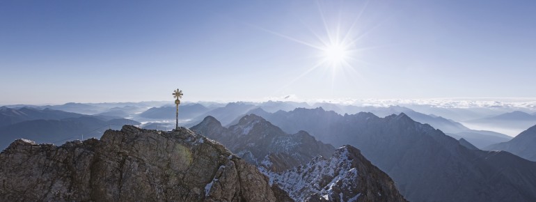 Auf Deutschlands höchstem Berg strahlt das goldene Gipfelkreuz.