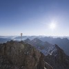 Auf Deutschlands höchstem Berg strahlt das goldene Gipfelkreuz.