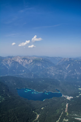 Am Fuße der Zugspitze liegt der malerische Eibsee.