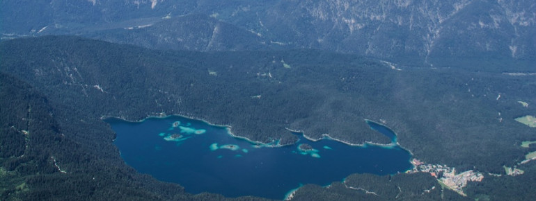 Am Fuße der Zugspitze liegt der malerische Eibsee.