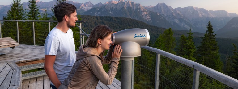 Das fest installierte Swarovski-Fernglas auf der Plattform ermöglicht einen detaillierten Blick auf die umliegenden Berge.