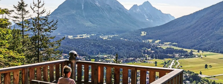 Die Plattform am Kurblhang lädt zum Verweilen und Genießen der Aussicht ein.