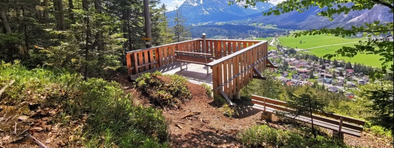 Die Plattform am Kurblhang bietet einen freien Blick über das Leutaschtal bis hin zur Hohen Munde.