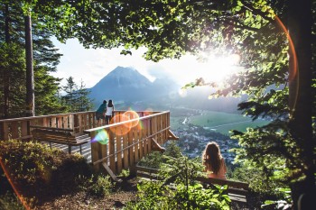 Ein lohnender Abstecher am Rundweg: die Plattform mit Blick ins Leutaschtal.