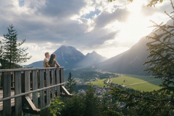 Wunderbarer Blick ins schöne Leutaschtal von der Aussichtsplattform Kurblhand