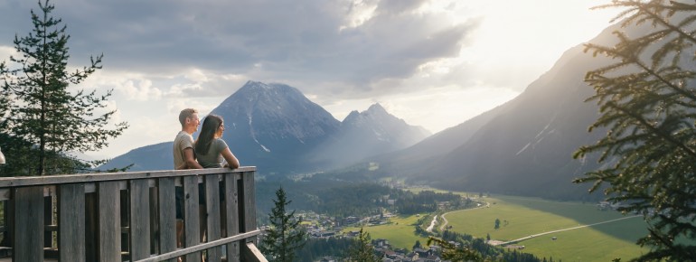 Wunderbarer Blick ins schöne Leutaschtal von der Aussichtsplattform Kurblhand