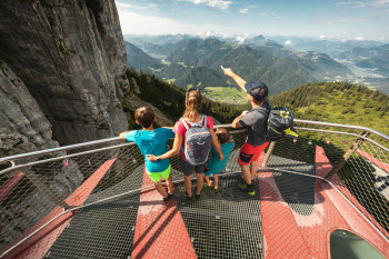 Auf der Aussichtsplattform bietet sich dir ein atemberaubender Ausblick.