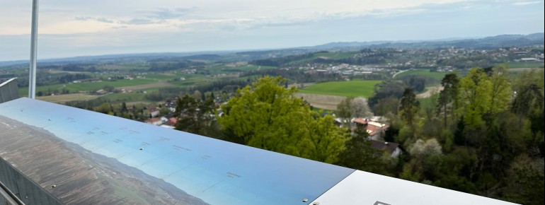 Hinweistafeln zeigen an, welche Orte und Berge man vom Turm aus erkennen kann.