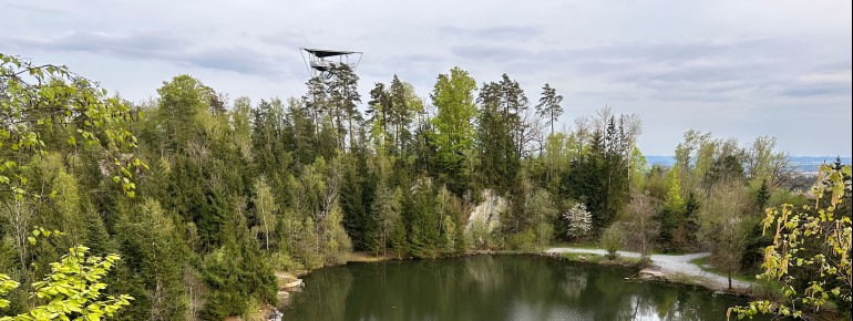 Der Bereich am Steinbruchsee in Büchlberg ist heute ein Naturschutzgebiet. Baden im See ist aufgrund der alten Steinbruchanlage unter Wasser verboten.