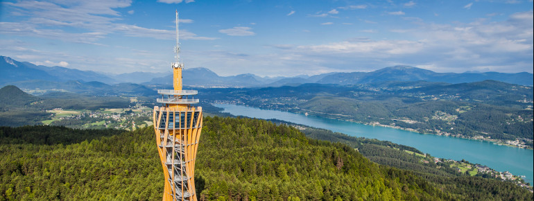 Am Fuße des Aussichtsturms gibt es im Restaurant Kärntner Schmankerl und internationale Gerichte.