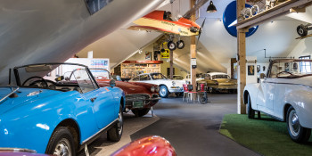 Im Museum sind viele Fahrzeuge ausgestellt.