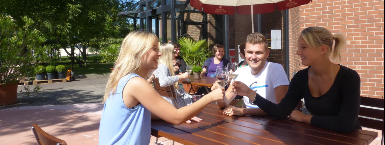 Ein Glas Wein genießen.