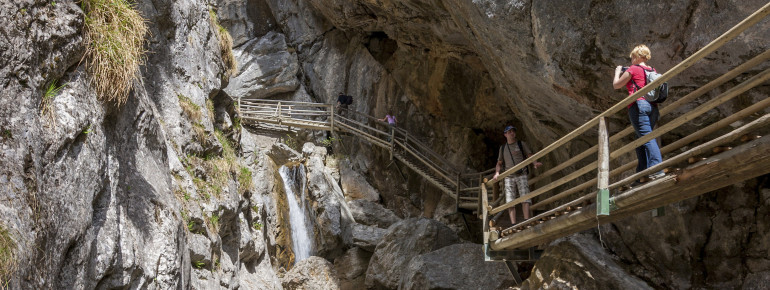 Der Weg durch die Klamm führt über Leitern, Brücken und Felstreppen.