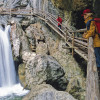 Die Bärenschützklamm führt an Wasserfällen und schroffen Felsen vorbei.