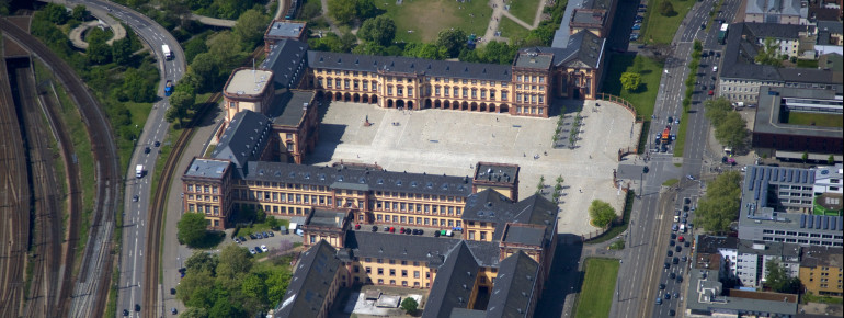 Aus der Luft wird die beeindruckende Größe des Schlosses sichtbar, das mit einer Schaufront von über 400 Metern Länge zu den größten Schlössern Europas zählt.