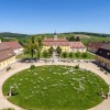 Die barocke Schlossanlage umfasst Herrenhaus, Wirtschaftsgebäude und einen malerischen Landschaftspark.