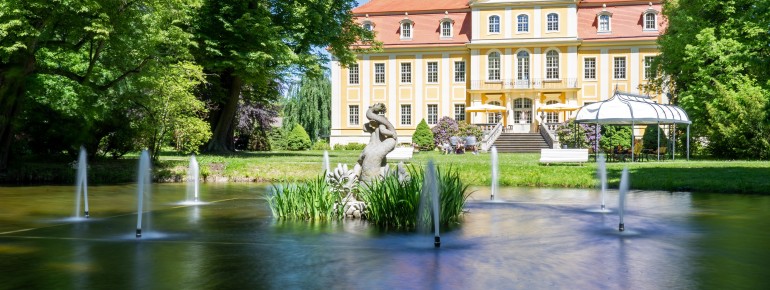 Der weitläufige Schlosspark lädt zum Flanieren und Verweilen in barocker Kulisse ein.