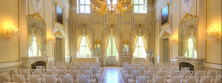 Der festliche Spiegelsaal dient heute als Konzertsaal und Veranstaltungsort mit besonderem Flair.
