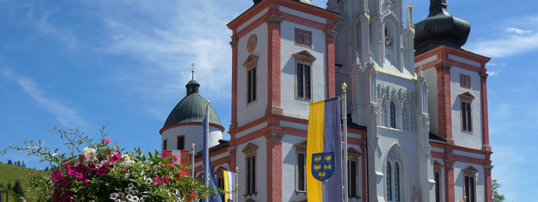 Im Sommer blühen die Blumen rund um die Basilika.