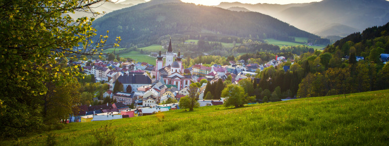 Die Basilika liegt mitten im Ort von Mariazell.