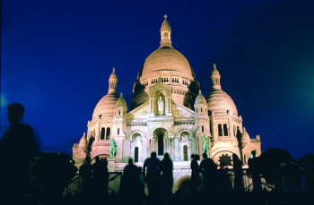 Die Basilika Sacré-Coeur wird bei Dunkelheit beleuchtet.