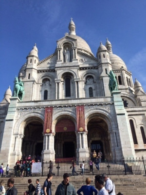Imposant thront die Kirche auf einer Anhöhe mitten in Paris.
