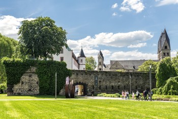 Basilika St. Kastor ist von einer historischen Steinmauer umgeben und liegt mitten in der Altstadt.