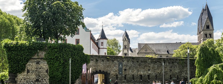 Basilika St. Kastor ist von einer historischen Steinmauer umgeben und liegt mitten in der Altstadt.