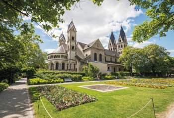 Außenansicht der Basilika St. Kastor in Koblenz präsentiert sich als die älteste Kirche am Rhein.