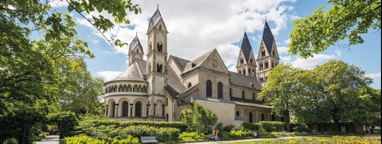 Außenansicht der Basilika St. Kastor in Koblenz präsentiert sich als die älteste Kirche am Rhein.