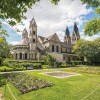Außenansicht der Basilika St. Kastor in Koblenz präsentiert sich als die älteste Kirche am Rhein.