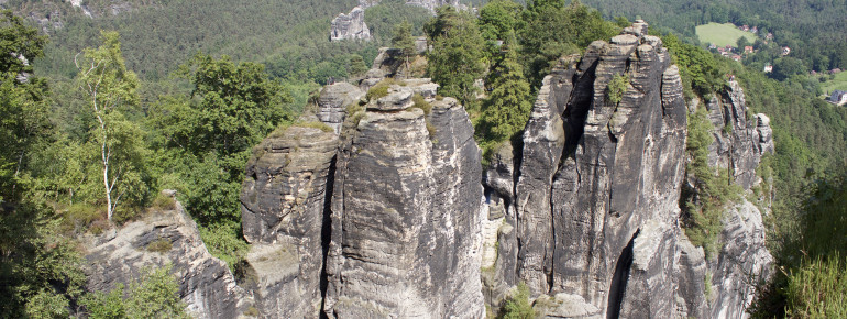 Von der Bastei hast du einen tollen Ausblick auf die markanten Felsen des Elbsandsteingebirges.