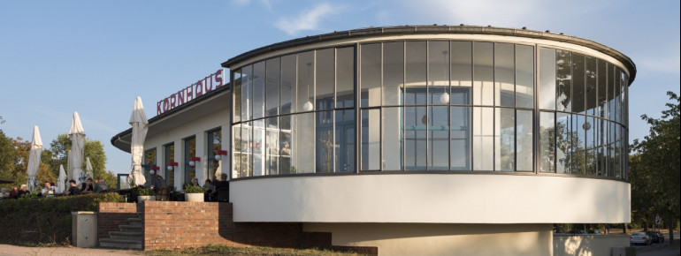 Das Kornhaus in Dessau gehört zu den Bauhausbauten und dient als Ausflugsgaststätte.