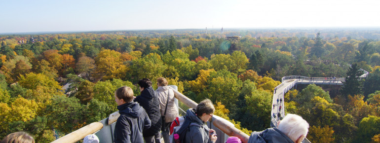 Am Turm befinden sich 5 Meter große Aussichtsplattformen.