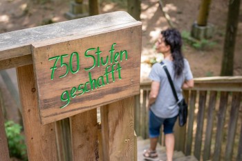 Entlang der Wege laden Infotafeln und interaktive Erlebnisstationen zum Staunen ein.