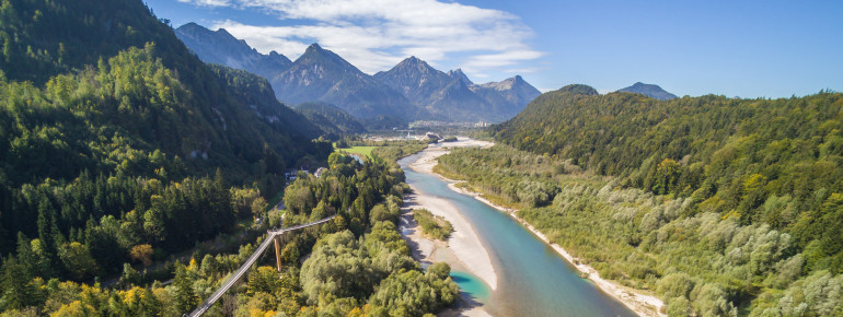 Vom Baumkronenweg blickst du über den Lech bis zu den Alpen.