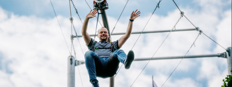 Durch die Luft fliegen kann man in der neuen BaumSchwebeBahn im Harz.