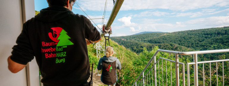 Das Sicherheitspersonal hilft beim Anlegen des Gurtes und schickt die Besucher dann auf die Reise.
