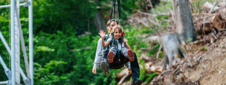 Auch zu zweit kann man durch den Wald fliegen, so lange das Maximalgewicht von 120 Kilogramm nicht überschritten wird.