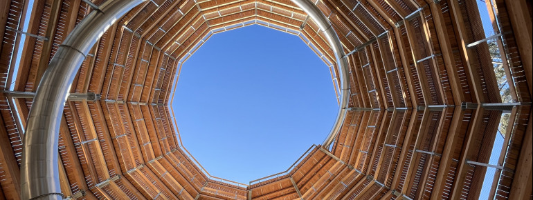 Eine 90 Meter lange Tunnelrutsche führt vom Aussichtsturm rasant abwärts.
