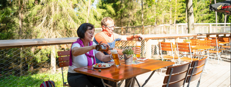 Nach dem Spaziergang hoch oben in den Baumkronen erst einmal stärken...