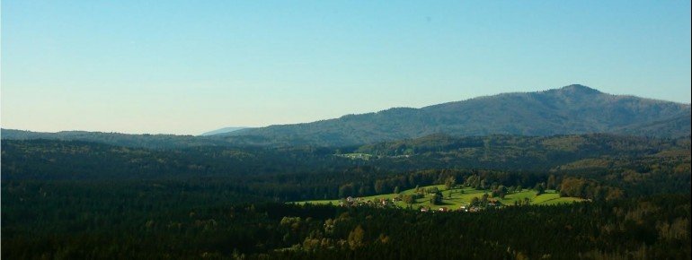 Oben angekommen kannst du eine herrliche Aussicht auf den Bayerischen Wald genießen