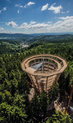 Vom Aussichtsturm hast du einen herrlichen Blick über das tschechische Riesengebirge.