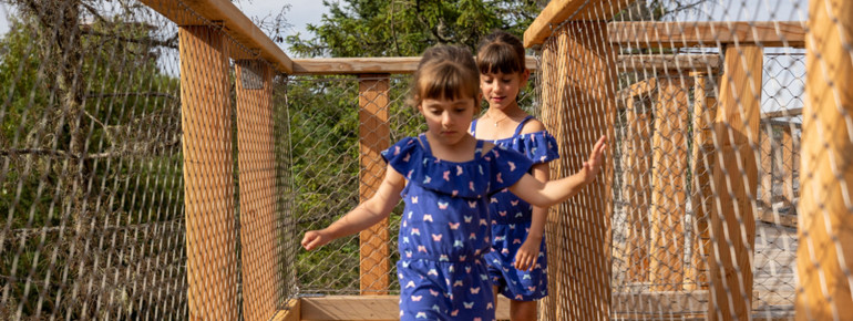 Kleine und große Abenteurer wagen sich hoch oben auf die Balancierelemente.