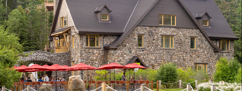 In der frisch renovierten Fischfarm mit Terrasse findet sich ein Shop und eine Gastronomie.